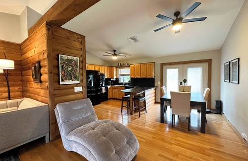 Palmetto Cabin | Cozy Log Cabin Retreat: Pet-Friendly Getaway in Sarasota