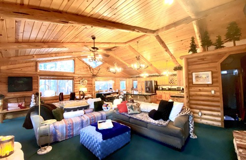 Eagle Mountain Estates House | Pet-Friendly Enchanted Log Home with Pool & Breakfast