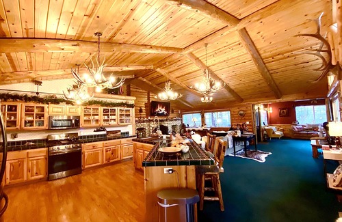 Eagle Mountain Estates House | Pet-Friendly Enchanted Log Home with Pool & Breakfast