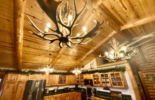 Eagle Mountain Estates House | Pet-Friendly Enchanted Log Home with Pool & Breakfast