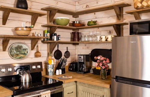 Purlear Cottage | Idyllic Mountain Cottage Escape with Breakfast & Scenic Trails