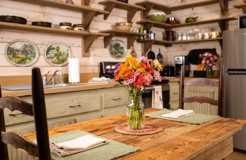 Purlear Cottage | Idyllic Mountain Cottage Escape with Breakfast & Scenic Trails