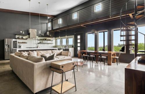 Fredericksburg House | Relaxing Ranch Overlooking Enchanted Rock with Hot Tub