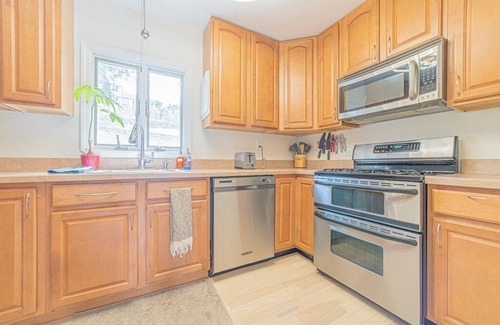 Danbury House | Beautiful 3 Bedroom Lake House with Spa on Candlewood Lake