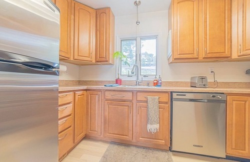 Danbury House | Beautiful 3 Bedroom Lake House with Spa on Candlewood Lake