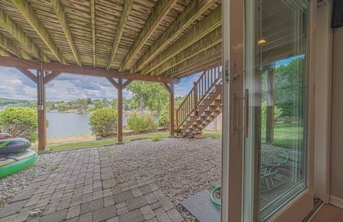 Danbury House | Beautiful 3 Bedroom Lake House with Spa on Candlewood Lake