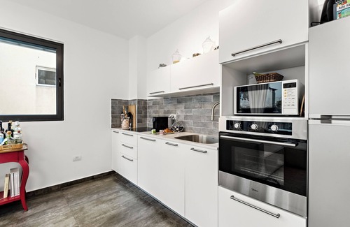 Tel Aviv Apartment | Enchanting apartment steps from the beach with AC, WiFi and bomb shelter
