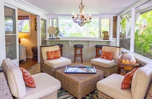 Kailua Apartment | Discover a Beach Bungalow with Private Garden & Pool