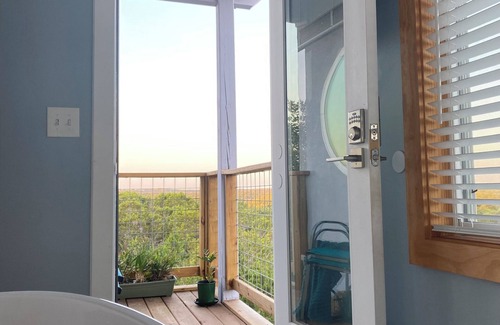 West Oak Hill House | Enchanting cabin with 3 porches surrounded by wooded land 20 min to city & Zilkr