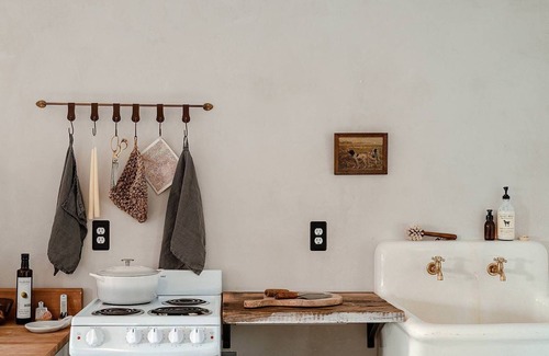 Bow Cottage | Romantic Cottage Retreat with Kitchen, Pet and Child Friendly