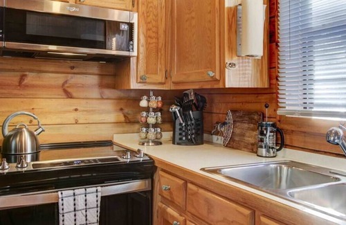 Mount Ida Cabin | Pet-Friendly Crystal Cabin Retreat by Lake Ouachita