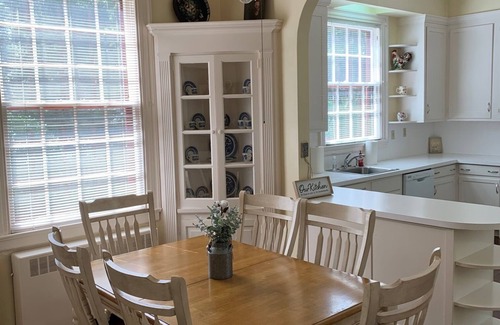 Wilson House | Idyllic Estate in the Heart of Wilson with Breakfast Included