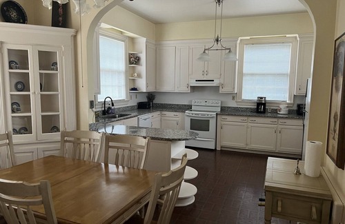 Wilson House | Idyllic Estate in the Heart of Wilson with Breakfast Included