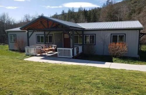 Ruch House | Charming Farmhouse & Tiny House Duo - Pet Friendly Retreat