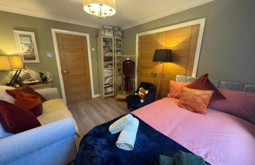 Walsden House | Budget-Friendly Retreat with Kitchen & Family Amenities