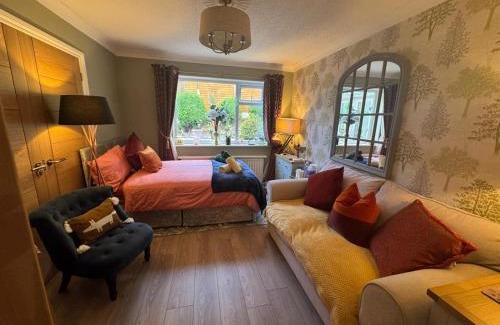 Walsden House | Budget-Friendly Retreat with Kitchen & Family Amenities