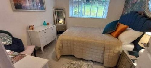 Walsden House | Budget-Friendly Retreat with Kitchen & Family Amenities