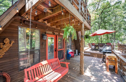 Pottsboro Cabin | Relaxing Lake Texoma Cabin with Hot Tub & Ocean Views