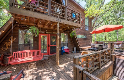 Pottsboro Cabin | Relaxing Lake Texoma Cabin with Hot Tub & Ocean Views