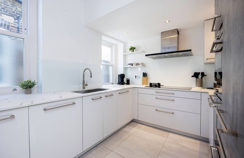Belsize Apartment | Exceptional Stay at Enchanting Light with Spa & Kitchen