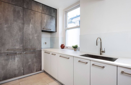Belsize Apartment | Exceptional Stay at Enchanting Light with Spa & Kitchen