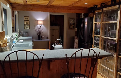 Boone Cabin | Enchanting Log Cabin: Pet-Friendly Retreat with Breakfast