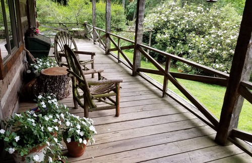 Boone Cabin | Enchanting Log Cabin: Pet-Friendly Retreat with Breakfast