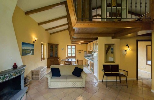 Lucignano Villa | Historic Manor House Villa with Private Pool & Pet Friendly