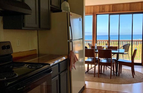 Neskowin Cottage | Enchanting Ocean Views and Hot Tub at The Burrow