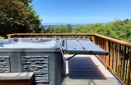 Neskowin Cottage | Enchanting Ocean Views and Hot Tub at The Burrow