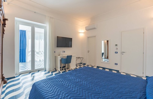 Minori Bed & Breakfast | Panoramic Suite Steps from the Sea - Family Friendly