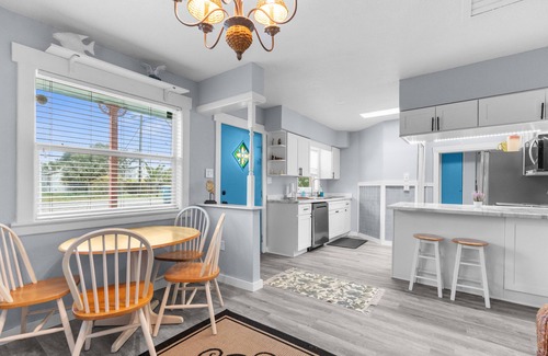 Weeki Wachee Gardens Cottage | Idyllic Riverfront Cottage with Free Kayaks & Bikes