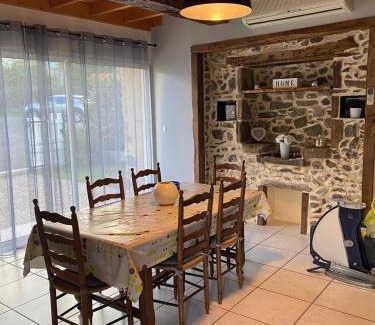 Bartres House | Pet-Friendly Retreat with High Guest Ratings: 8.9/10