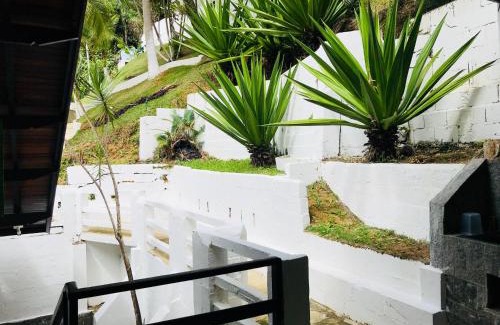 Lazaro Cabin | Pet-Friendly Encontro dos Mares Chalés with Pool & Family Fun