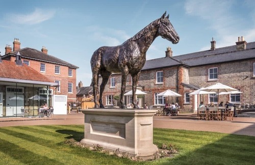 Newmarket House | Exceptional 3 Bedroom Home with Garden & Free Parking