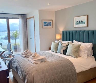 Maenporth Apartment | Unforgettable Endcliffe: Oceanfront Bliss & 9.7 Guest Rating
