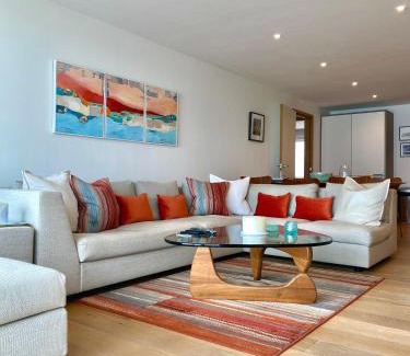 Maenporth Apartment | Unforgettable Endcliffe: Oceanfront Bliss & 9.7 Guest Rating