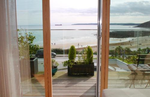 Maenporth Apartment | Unforgettable Endcliffe: Oceanfront Bliss & 9.7 Guest Rating