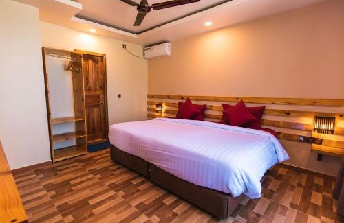 Dhangethi Hotel | Idyllic Endheri Sunset Dhangethi with Private Beach Access