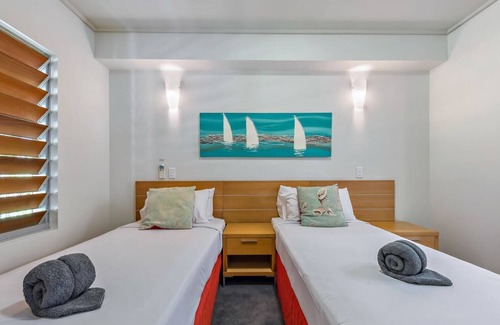 Airlie Beach Apartment | Endless panoramic views of the Whitsundays at 333
