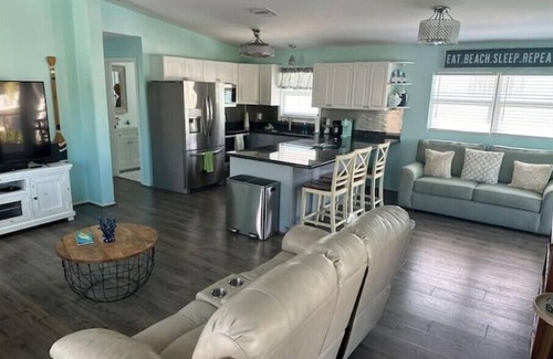 Cutthroat Harbor Estates House | Ocean View Endless Summer Beach House with Breakfast Included