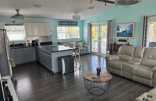 Cutthroat Harbor Estates House | Ocean View Endless Summer Beach House with Breakfast Included