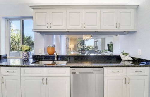 Jupiter Bay House | Beachside Retreat: Walk to Ocean and Dining in Jupiter!