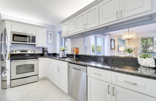 Jupiter Bay House | Beachside Retreat: Walk to Ocean and Dining in Jupiter!