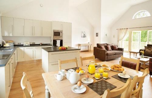 Pattiswick House | Discover Endymion Lodge: Your Pet-Friendly Retreat Awaits