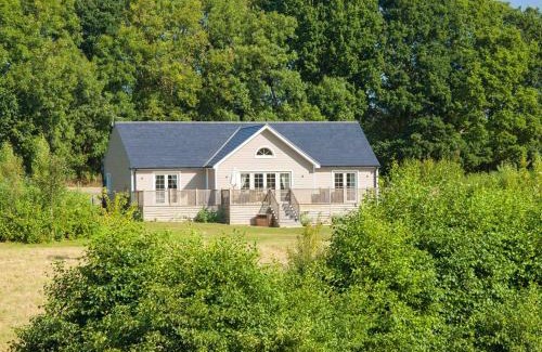 Pattiswick House | Discover Endymion Lodge: Your Pet-Friendly Retreat Awaits