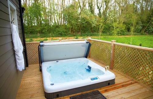 Pattiswick House | Discover Endymion Lodge: Your Pet-Friendly Retreat Awaits