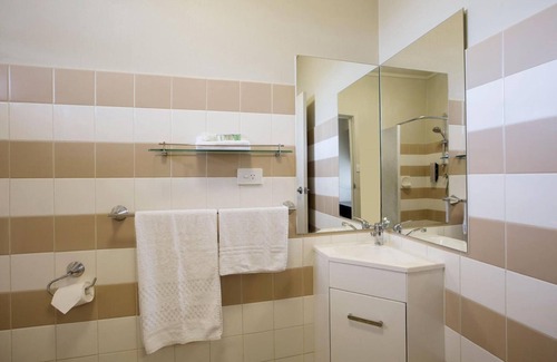 Clearview Hotel | Explore Enfield Hotel: Family-Friendly with Great Amenities