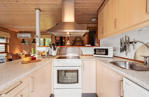Vemb House | Cozy Oceanfront Retreat "Engeline" - Steps from the Inlet