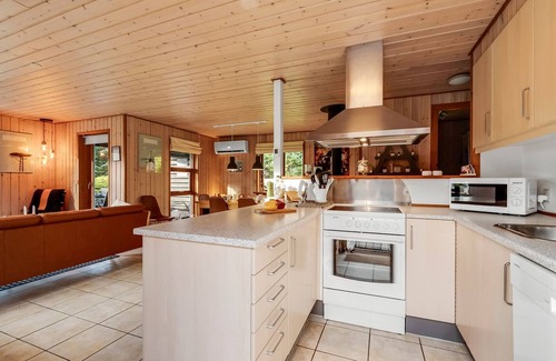 Vemb House | Cozy Oceanfront Retreat "Engeline" - Steps from the Inlet